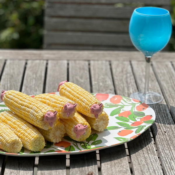 Corn Cob Holder Set Is Best for Family Gatherings_2 Corn Cob Holder Set Is Best for Family Gatherings_2