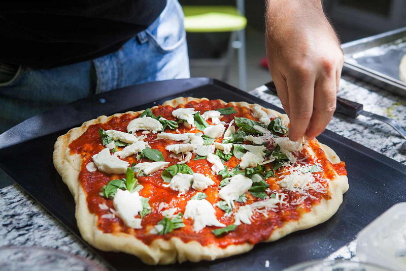 Grill A Homemade Pizza on A Grill Mat_1