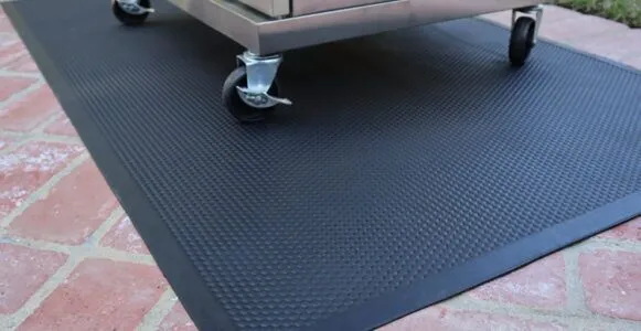 Use A Rubber Mat under Your Gas Grill_1