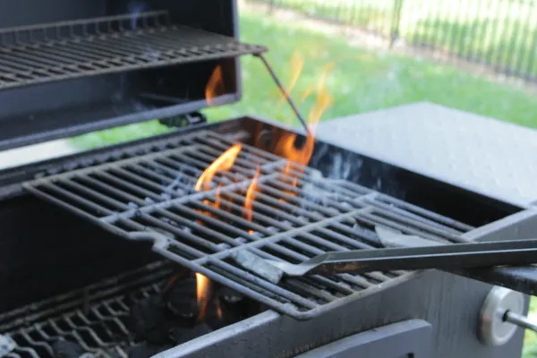 Is Used To Pick Up Hot Grill Racks_1