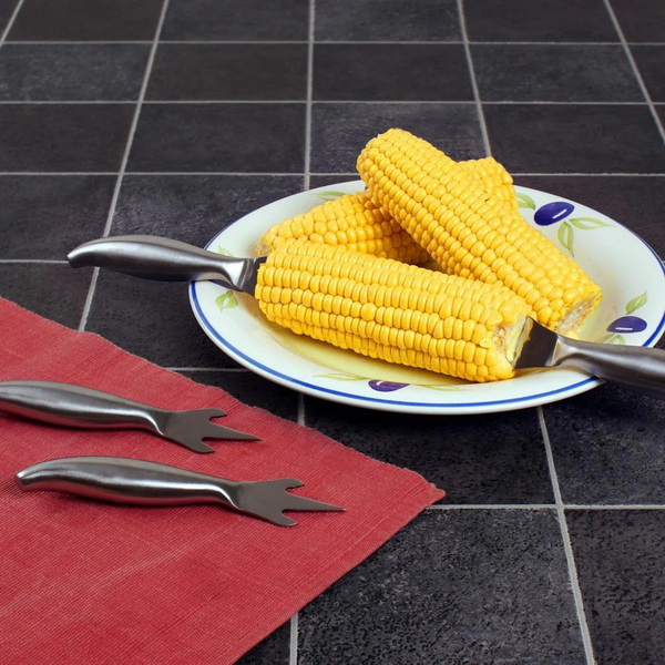 Corn Cobb Holders Help Prevent Mess While Eating Corn_2