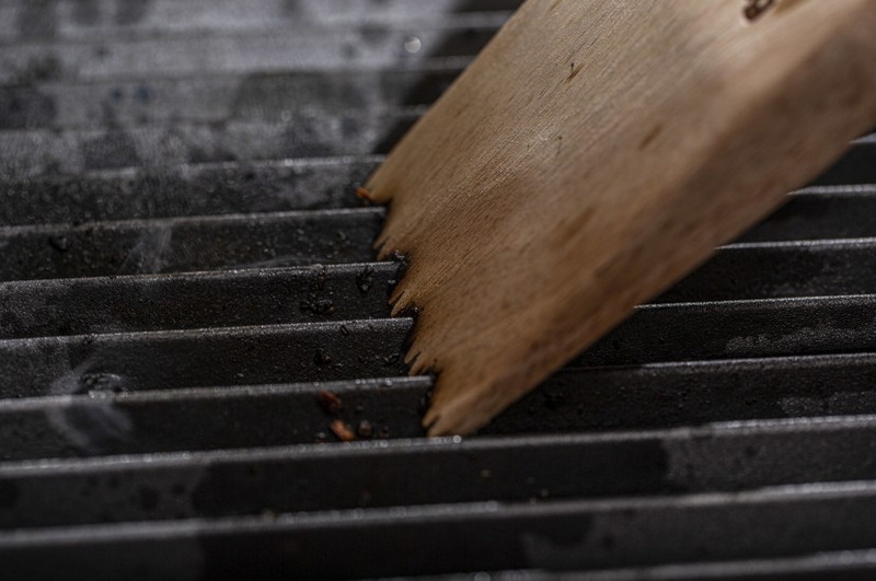 Use A Wooden Grill Scraper_2