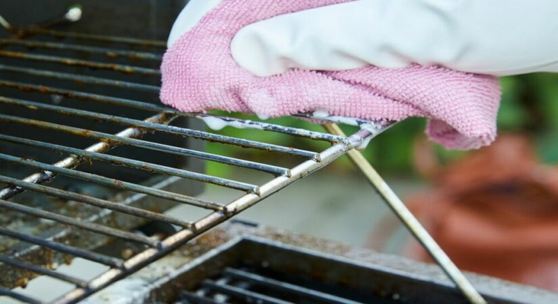 Clean A Barbecue Grill Rack_2