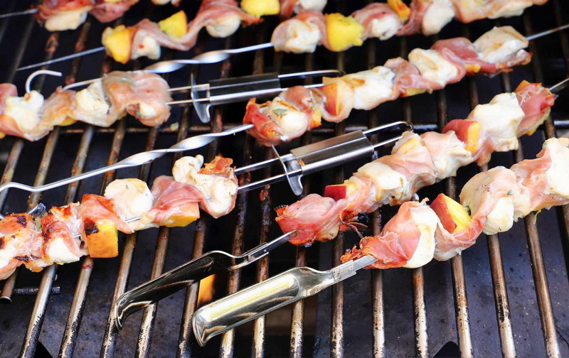 Use a BBQ Skewer Holder for Perfectly Grilled Kebabs_2