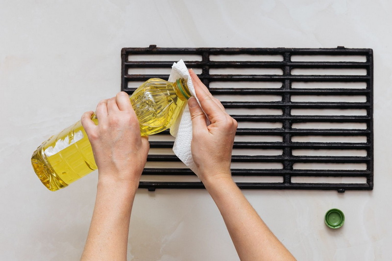 Greasing Grill Grates Before Cooking