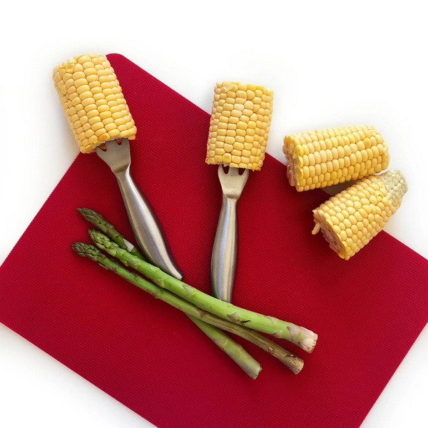 Corn Cobb Holders Help Prevent Mess While Eating Corn_1