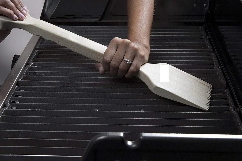 Use A Wooden Grill Scraper_1