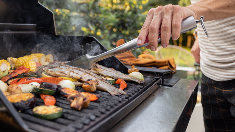 Grill Fish on A Grill Mat_3