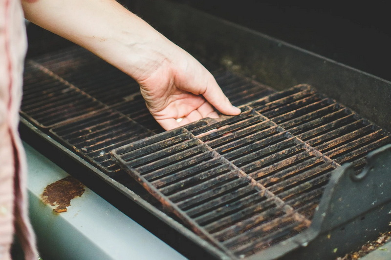 Clean Charcoal Grill Racks_1
