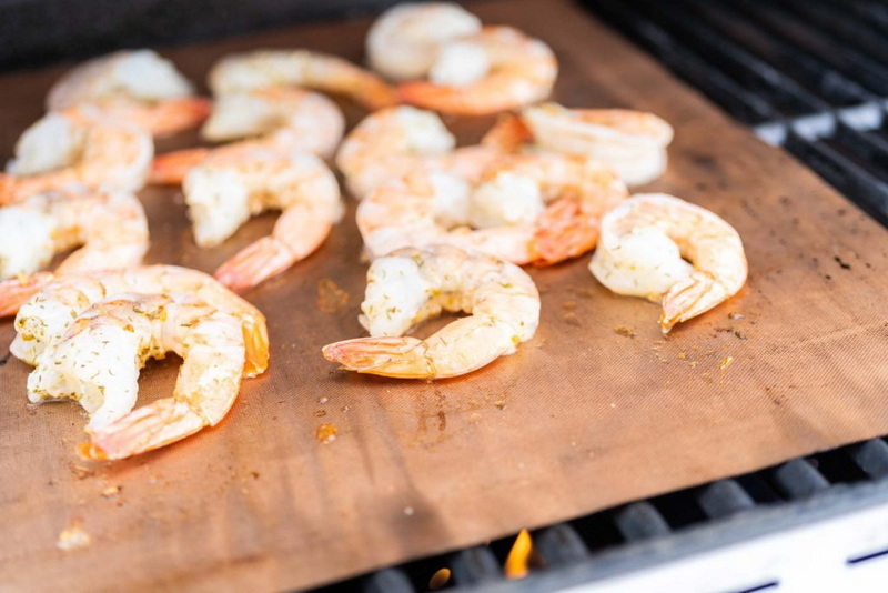 Grill Shrimp on A Grill Mat_2