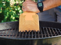 //imrorwxhlnqllp5p.ldycdn.com/cloud/lrBprKrnlqSRilkirljpjo/Is-A-Wooden-Grill-Scraper-Better-for-Your-BBQ.jpg